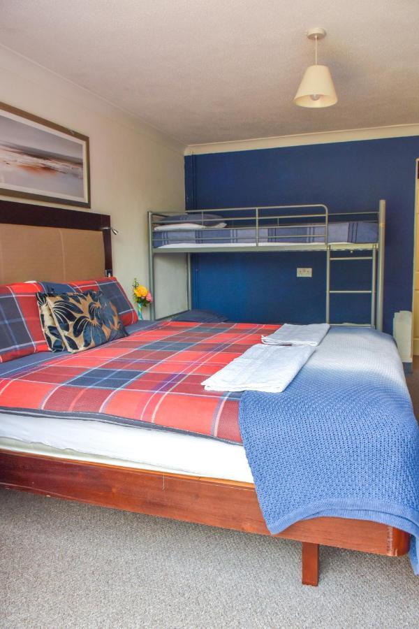 Gatwick Castle B&B Horley Dış mekan fotoğraf