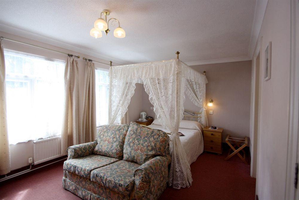 Gatwick Castle B&B Horley Dış mekan fotoğraf