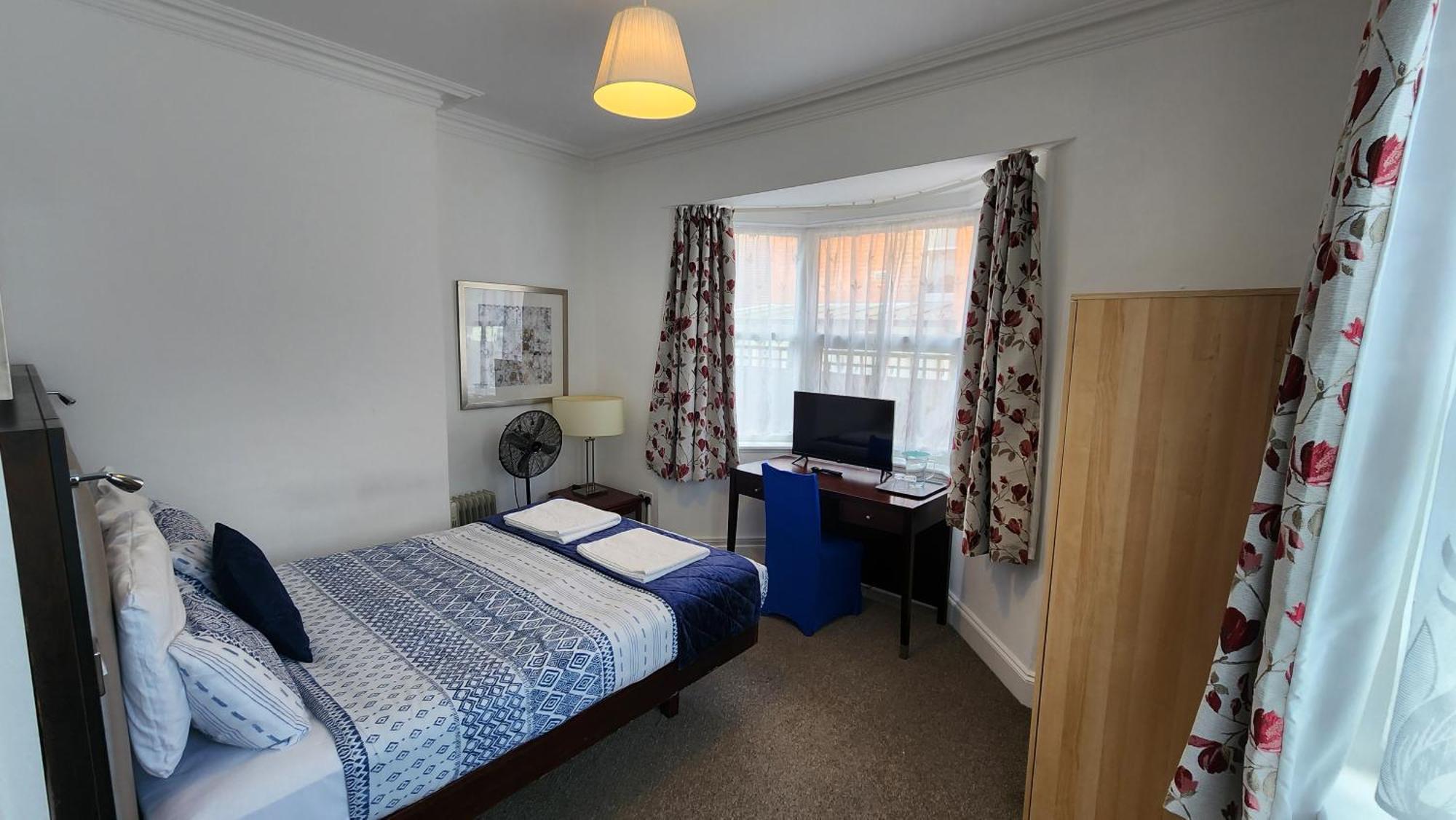 Gatwick Castle B&B Horley Dış mekan fotoğraf