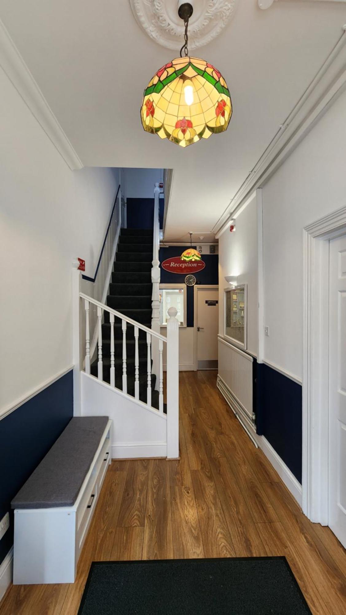 Gatwick Castle B&B Horley Dış mekan fotoğraf