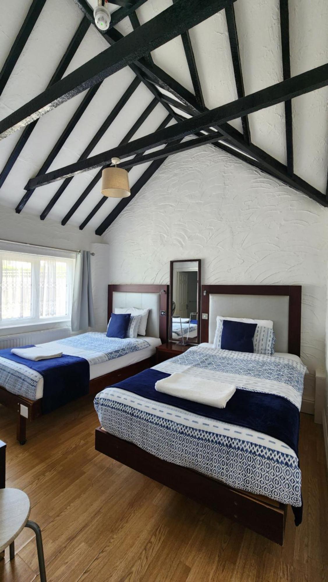 Gatwick Castle B&B Horley Dış mekan fotoğraf