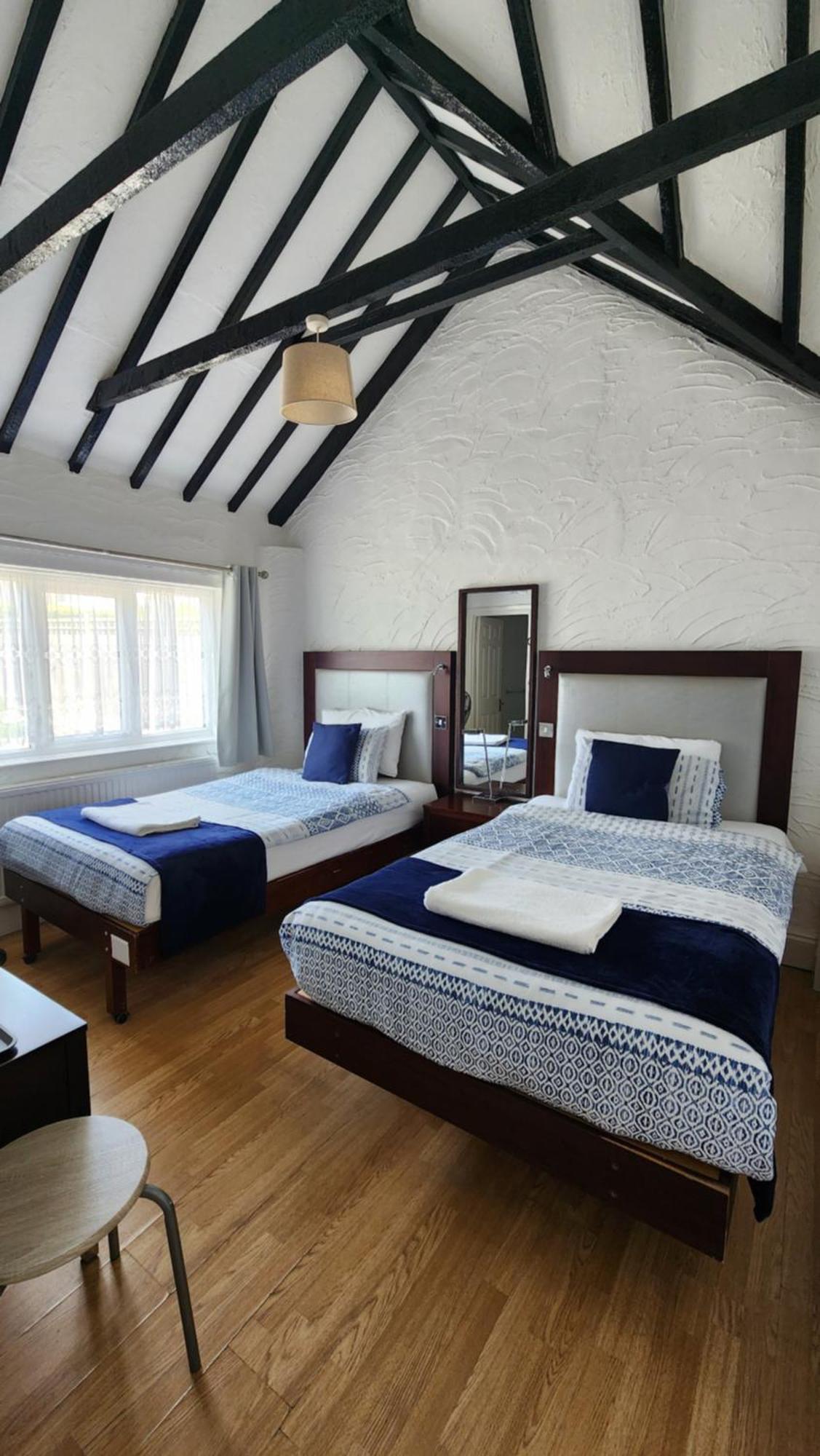 Gatwick Castle B&B Horley Dış mekan fotoğraf