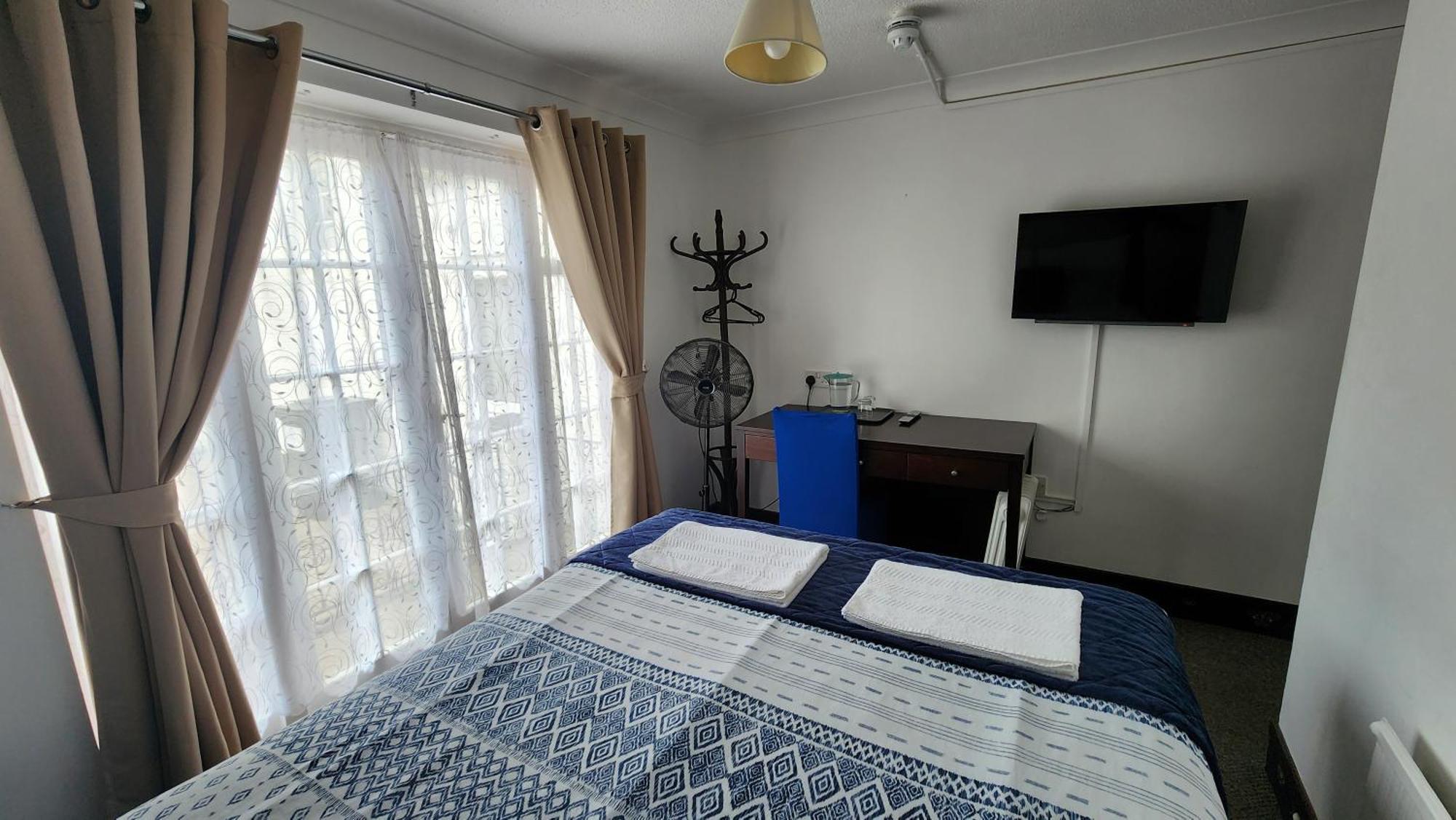 Gatwick Castle B&B Horley Dış mekan fotoğraf