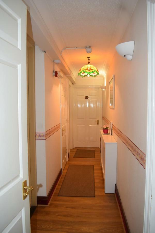 Gatwick Castle B&B Horley Dış mekan fotoğraf