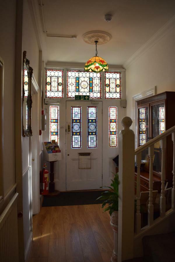 Gatwick Castle B&B Horley Dış mekan fotoğraf